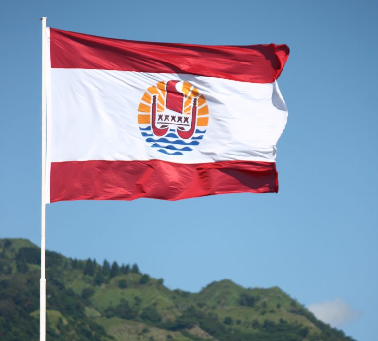 Les Championnats du monde de Va'a à Tahiti : le drapeau du pays.