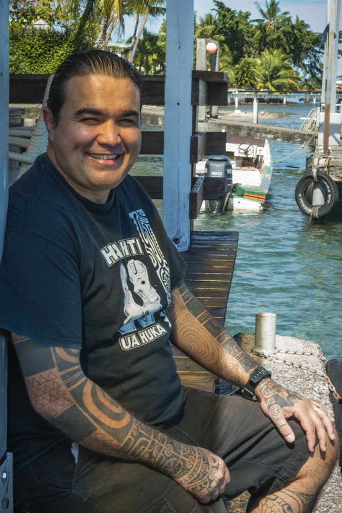 Teiki, tatoueur marquisien à Tahiti
