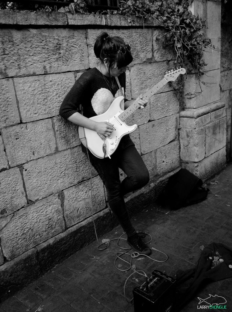 Musicienne à Cork - Hommes de Polynésie