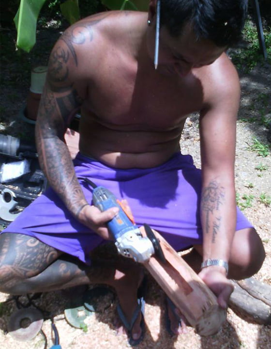 Nelson Viriamu, sculpteur en Polynésie