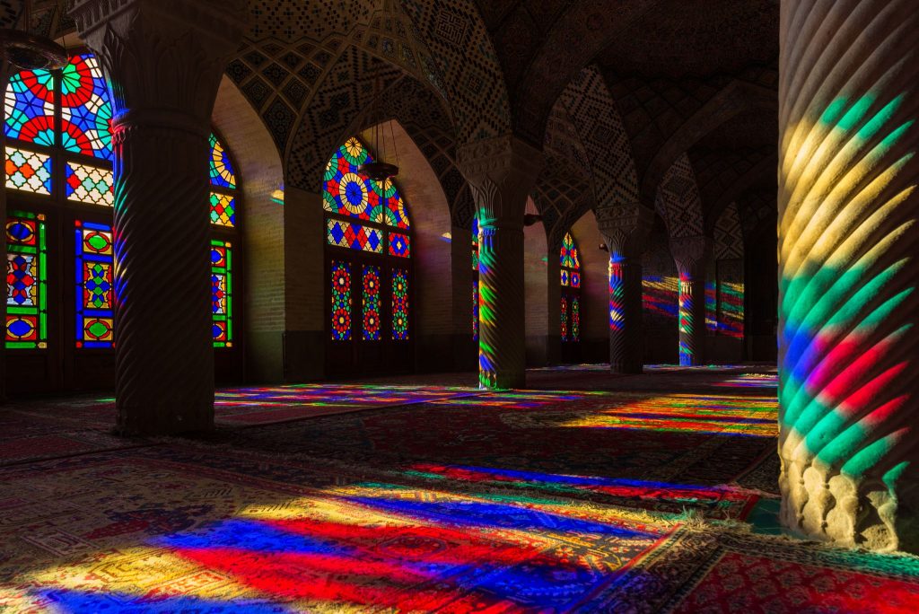 Chiraz en Iran dans la mosquée Nassir Al Molk, la mosquée rose