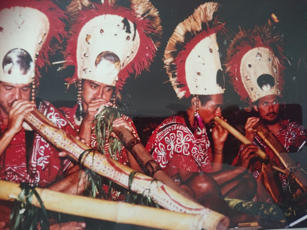 Libor avec le groupe Heikura Nui. © Archives Libor Prokop