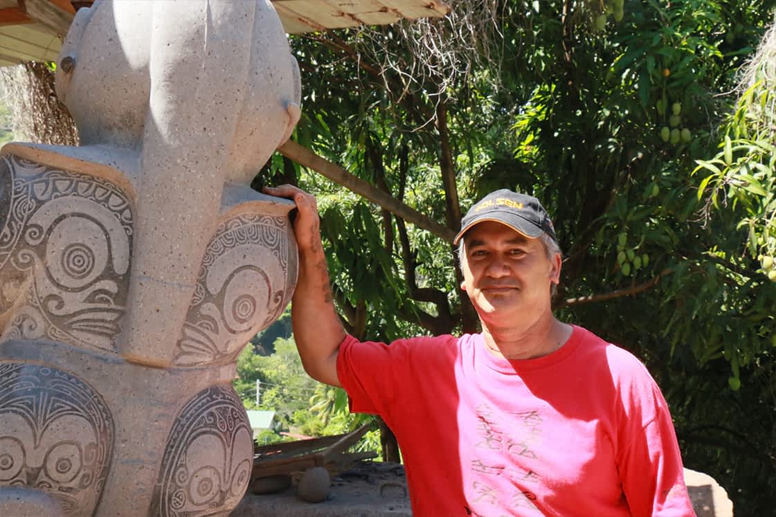 Thierry, sculpteur municipal de Hiva oa : le doigté de la matière