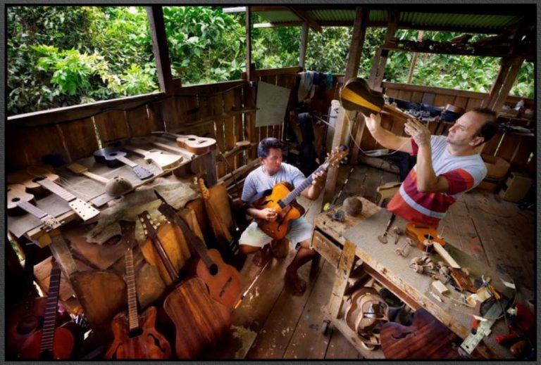 David Fabre, luthier et ébéniste qui a monté sa scierie aux Marquises
