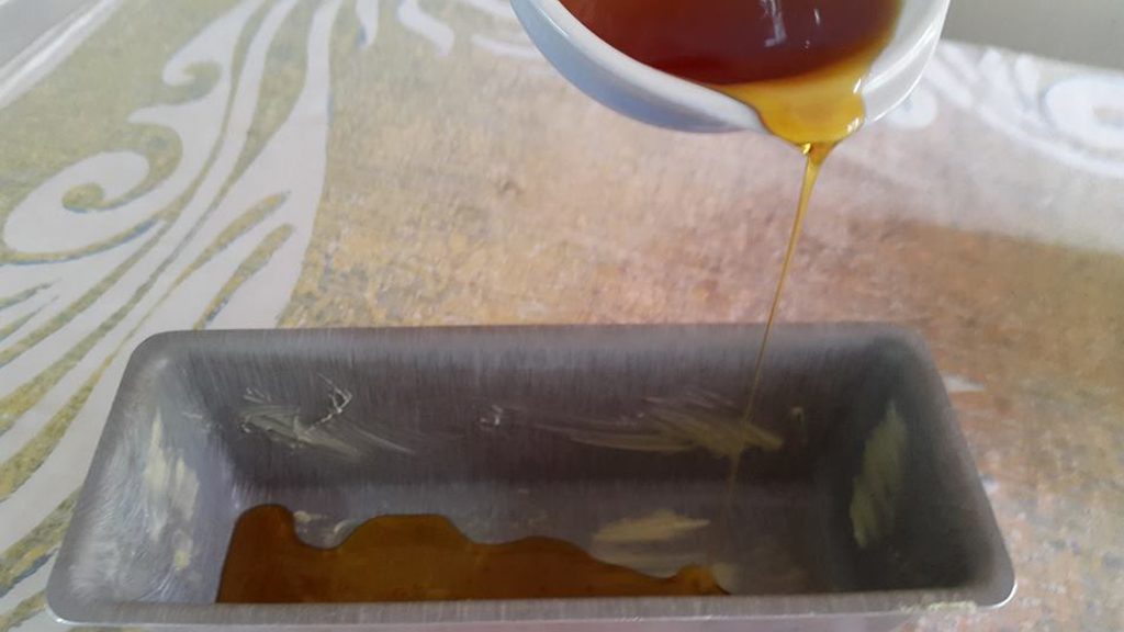 Caramel versé dans plat