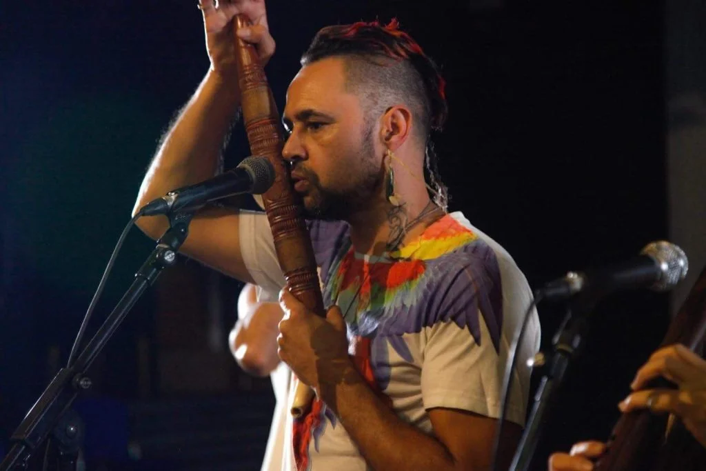 Homme au micro avec flute nasale