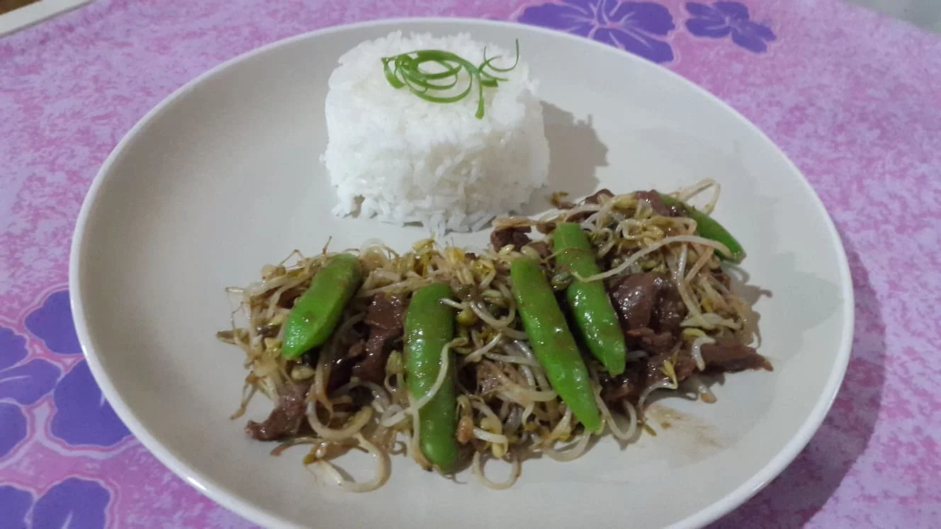 Recette : bœuf sauté aux germes de soja et pois gourmands - Hommes de  Polynésie, image size:1328x747