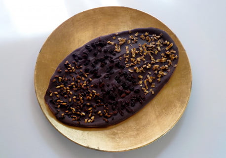Dessert trio de chocolat avec des pignons de pin, des raisins secs