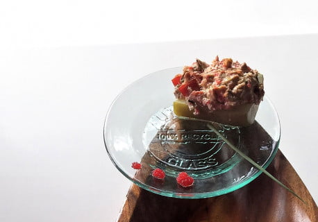 Assiette avec une portion de courgette farcie au thon et au fromage frais