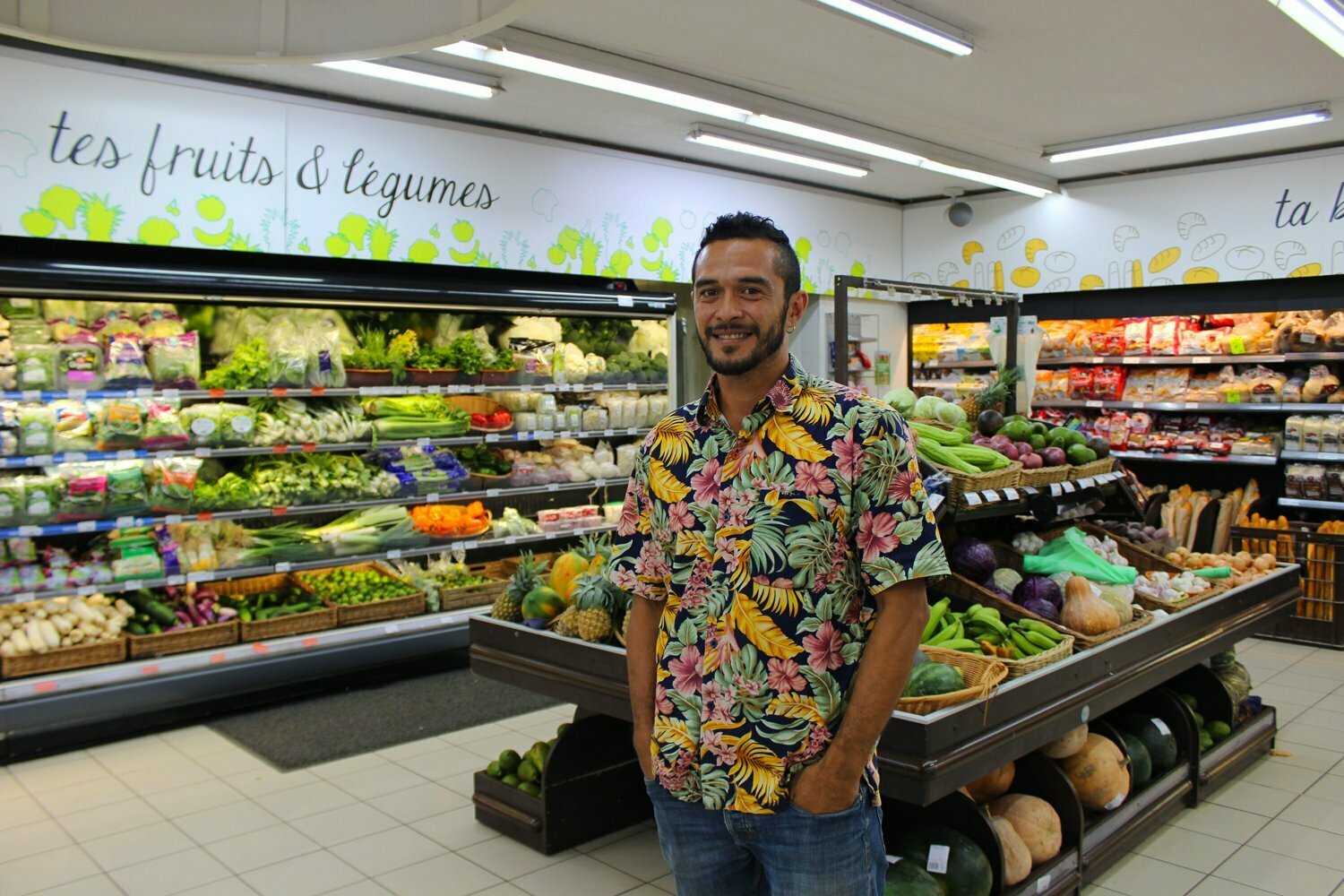 Cédric, rayonnant manager de rayon - Hommes de Polynésie