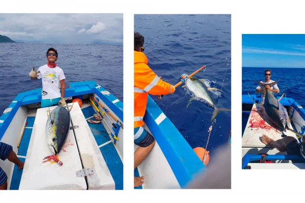 Deux pêcheurs sportifs lèvent un thon rouge énorme au large de la