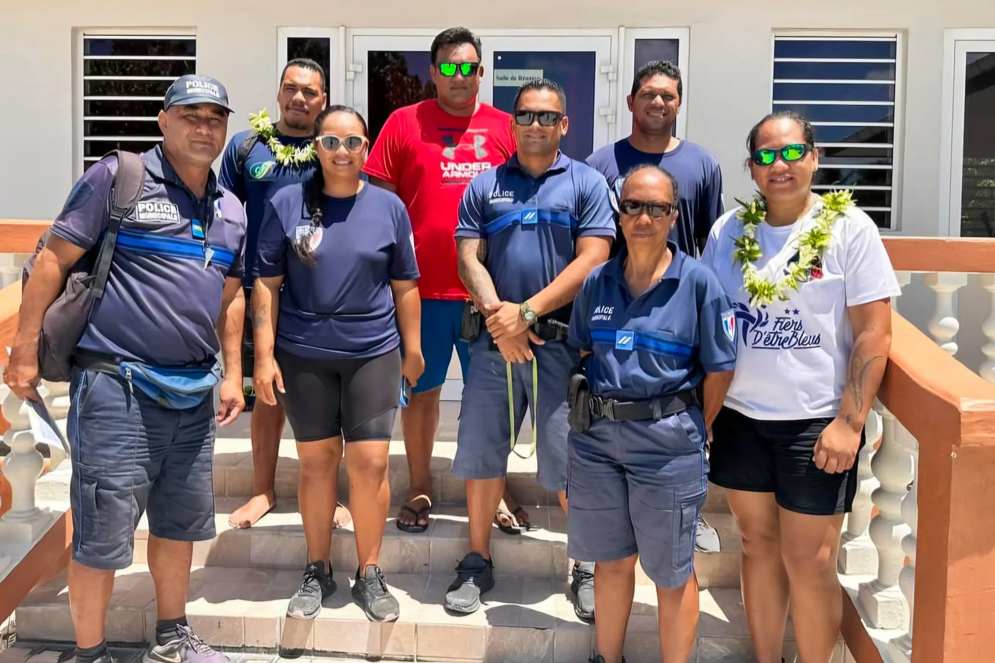 Aloung Tchanc, chef de la brigade de la police municipale de Rangiroa en Polynésie française avec son équipe