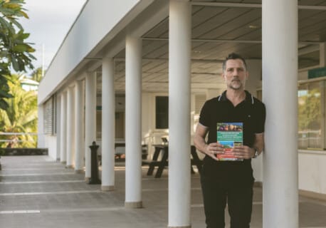Le chercheur Anthony Tchékémian présentant son dernier ouvrage