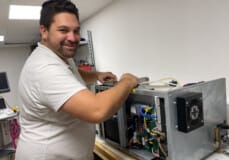 Tekau Hoatu, directeur technique chez Medilab, entreprise spécialisée dans la fourniture et l'entretien de matériel médical en Polynésie