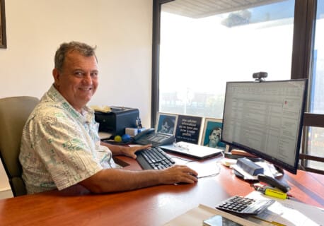 Olivier Kressmann dans son bureau à Innovative Digital Technologies à Papeete, en Polynésie française