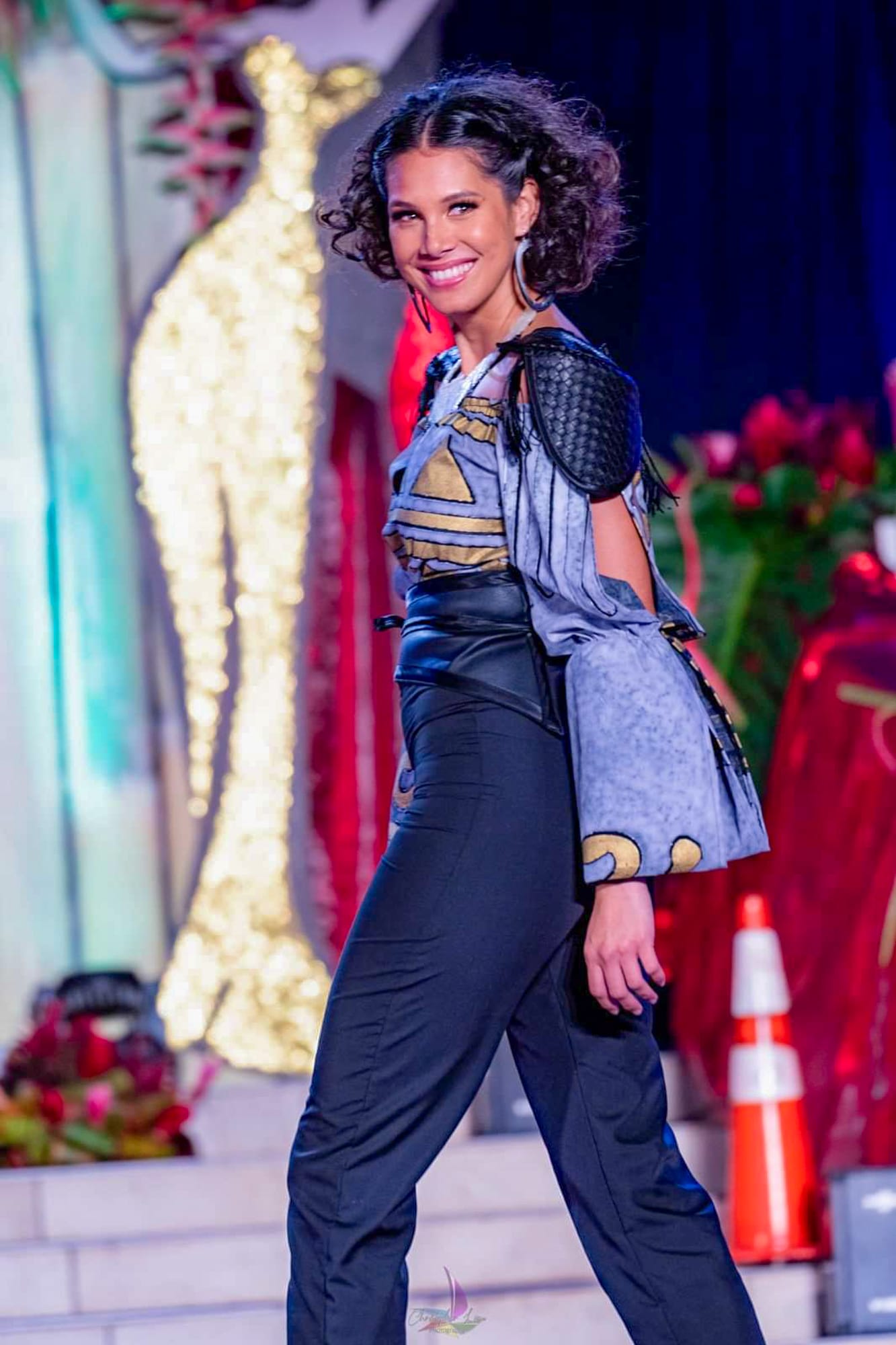 Mehiata Riaria, au défilé des anciennes Miss à Miss Tahiti 2022