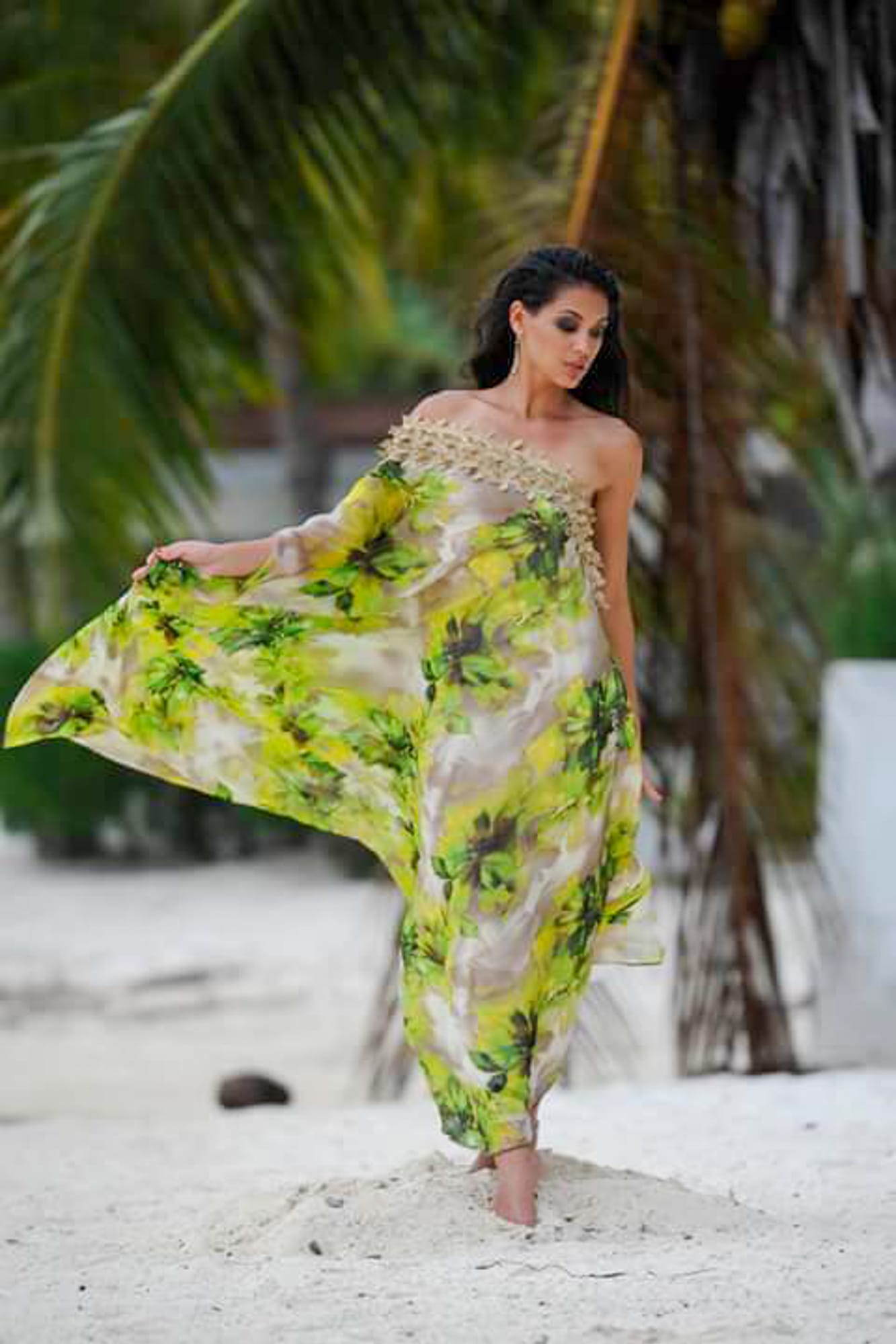 Hinarere Taputu, Miss Tahiti 2014 avec la robe pour l'interview de Miss Monde 2015