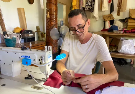 Le créateur polynésien Moya-B dans son atelier de couture