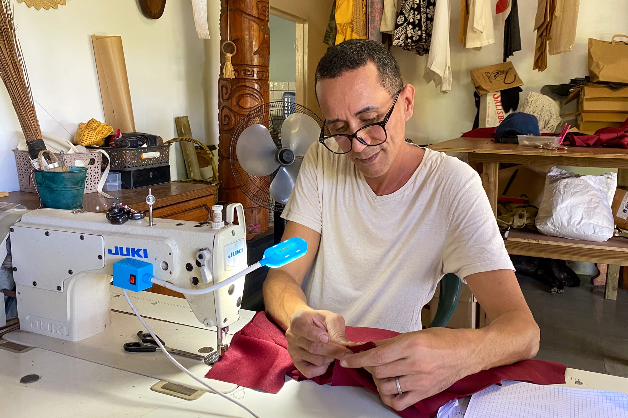 Le créateur polynésien Moya-B dans son atelier de couture