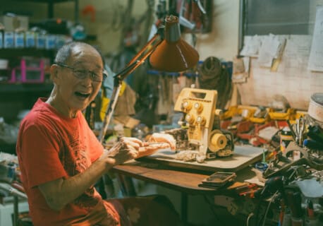 Auguste Lee Réparateur de machines à coudre à Tahiti Hommes de Polynésie Photographe : Cartouche Louise-Michèle