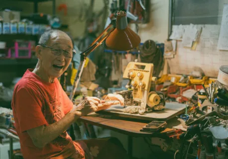 Auguste Lee Réparateur de machines à coudre à Tahiti Hommes de Polynésie Photographe : Cartouche Louise-Michèle