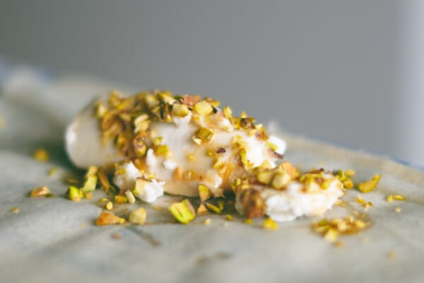 Roulés chèvre-miel-pistache Recette Hommes de Polynésie Tahiti Crédit : Cartouche Louise-Michèle