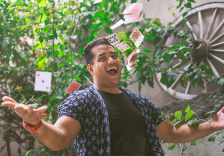 Tavita Tehaeura, l'As 2 Coeur ; magicien Hommes de Polynésie Crédit Photographe : Cartouche Louise-Michèle