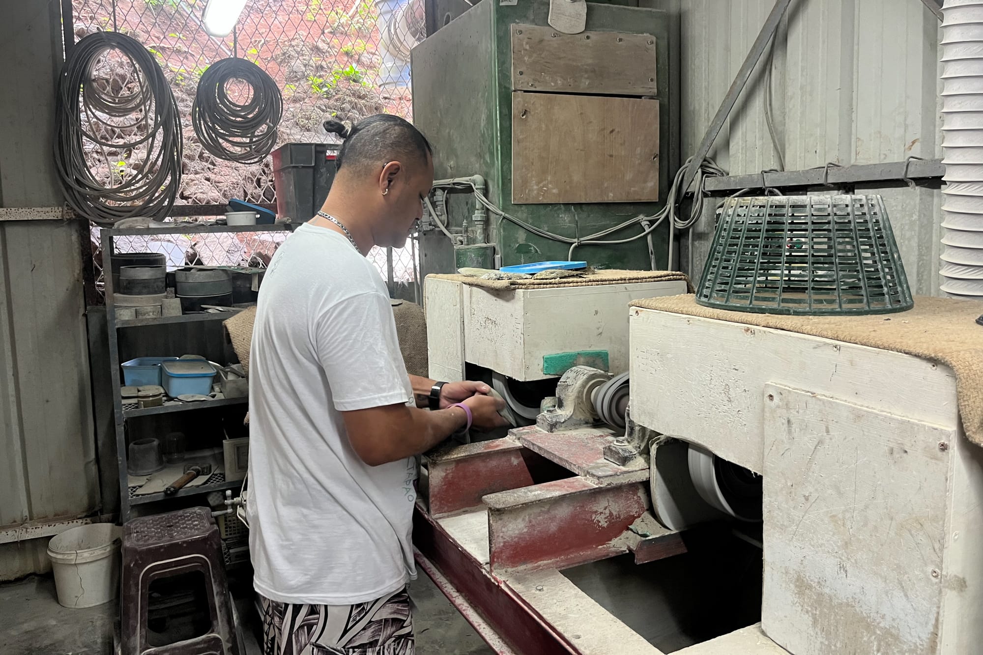 Le ponçage des nacres à l'Atelier Prokop à Pirae