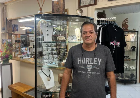 Woita Prokop, graveur et sculpteur sur nacre