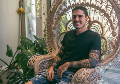 Teaniva Dinard Tatoueur Hommes de Polynésie Crédit : Cartouche Louise-Michèle