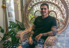 Teaniva Dinard, tatoueur qui revendique ses origines et les motifs de l'archipel de la Société