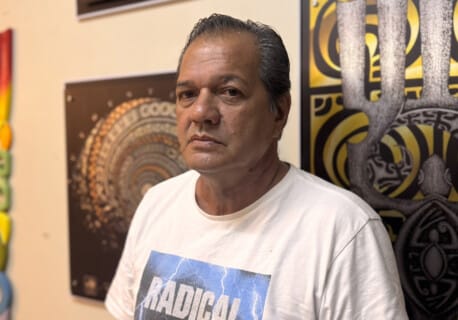 Woita Prokop, artisan graveur sur nacre en Polynésie française