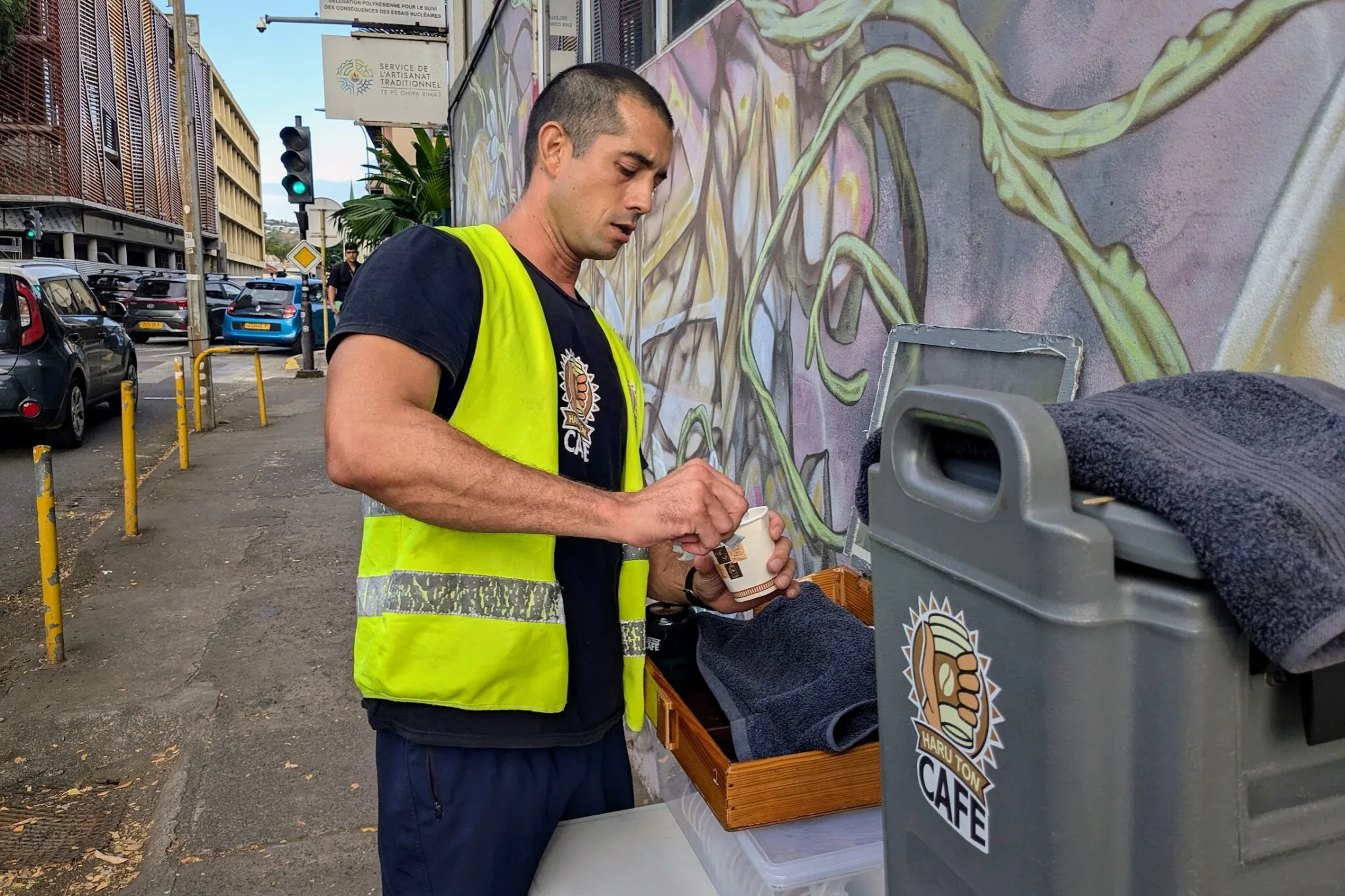 Tapuarii Beaumont Haru ton café Hommes de Polynésie Crédit : Pauline Stasi