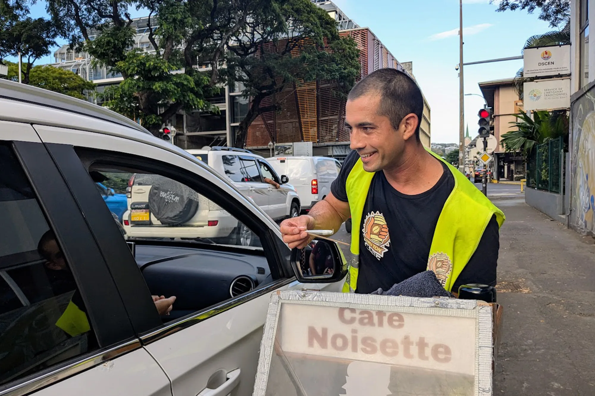 Tapuarii Beaumont Haru ton café Hommes de Polynésie Crédit : Pauline Stasi