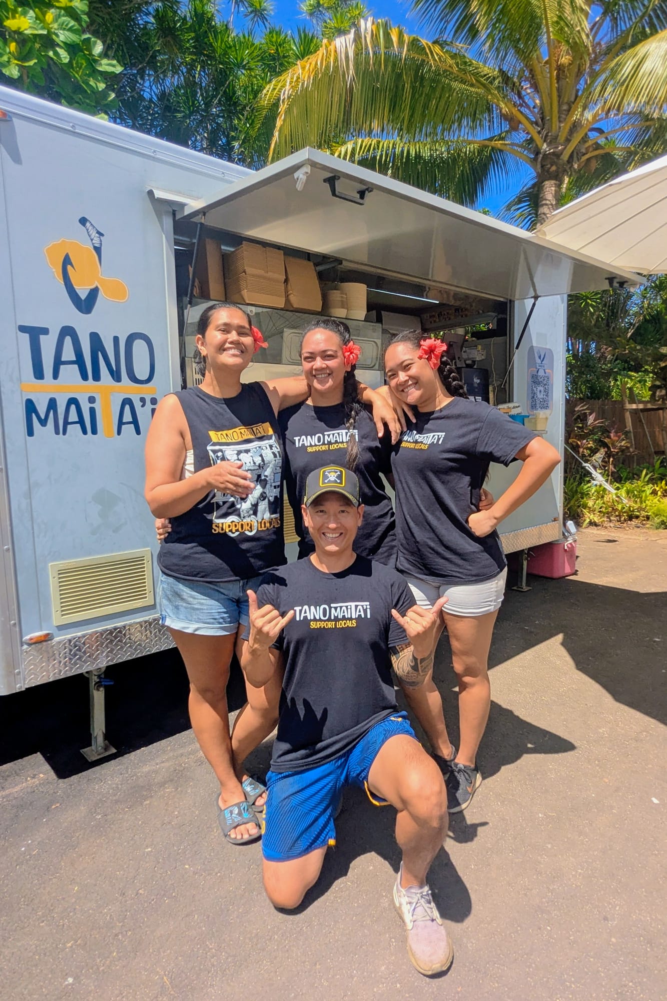 Christopher Liao et son équipe de la roulotte Tano Maita’i Pk18 à Tahiti