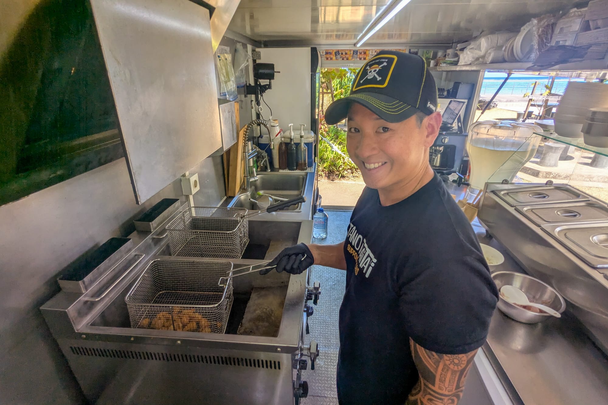 Christopher Liao dans sa roulotte Tano Maita’i Pk18 à Tahiti