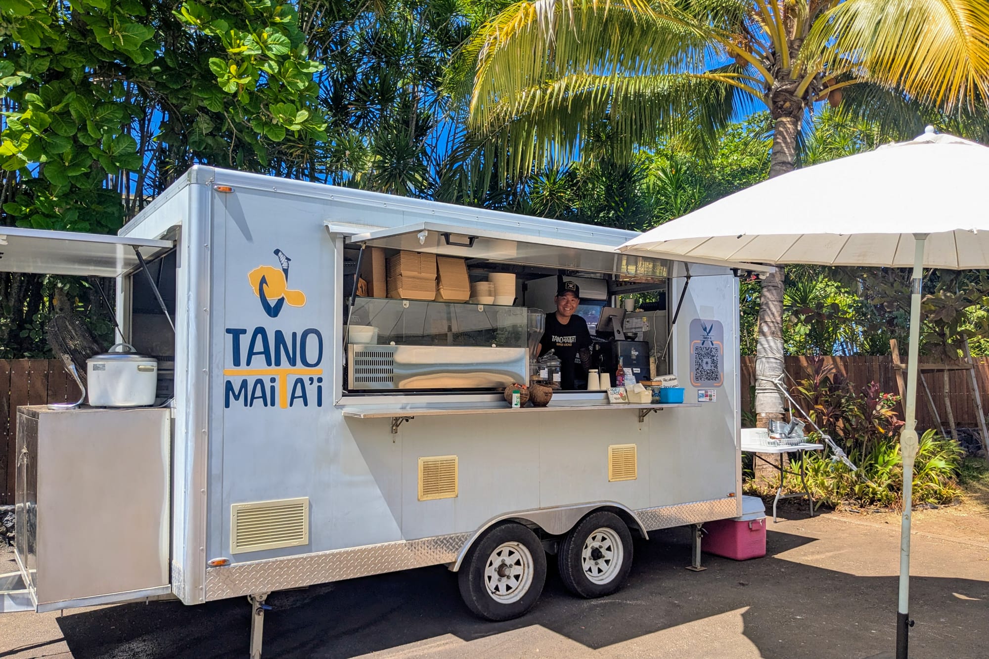 Christopher Liao et son équipe de la roulotte Tano Maita’i Pk18 à Tahiti