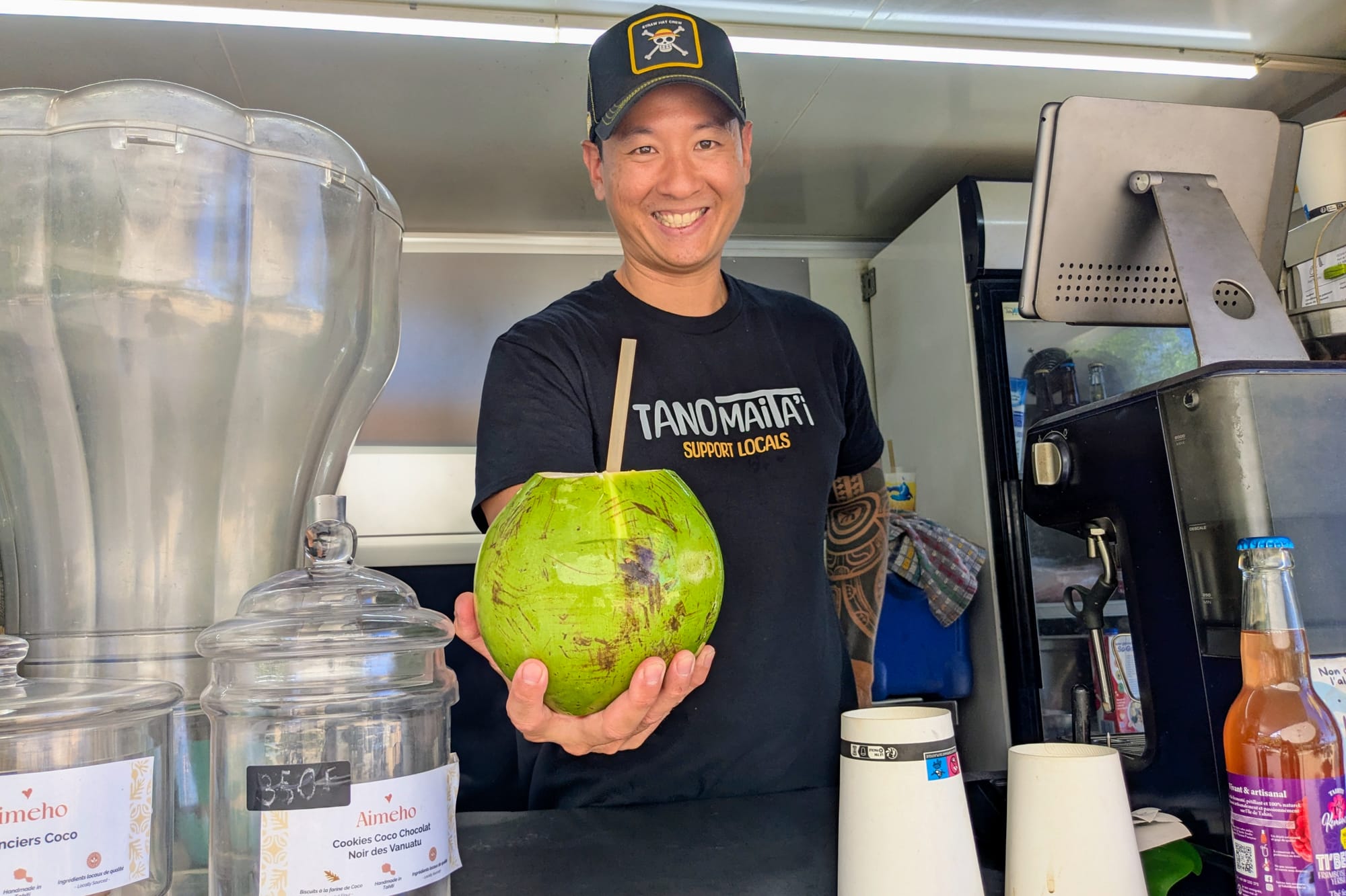 Christopher Liao dans sa roulotte Tano Maita’i Pk18 à Tahiti