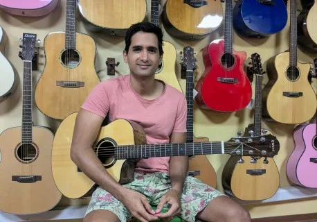 silvio Cicero, chanteur et guitariste polynésien