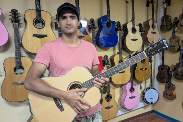 silvio Cicero, chanteur et guitariste polynésien