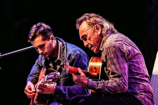 silvio Cicero, chanteur et guitariste polynésien