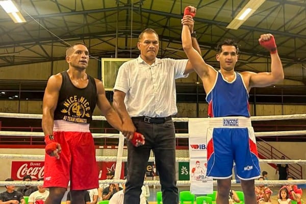 silvio Cicero, chanteur et guitariste polynésien