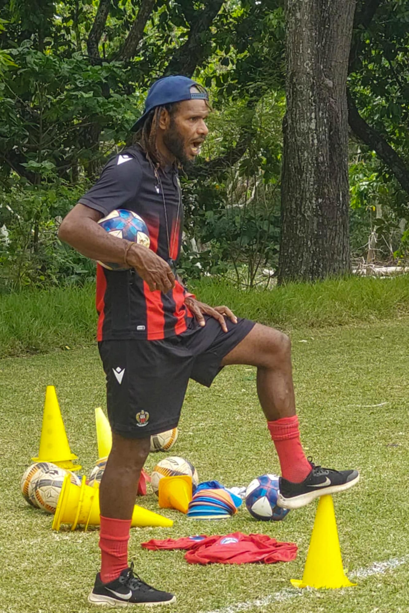 Theodore Bearune Educateur Football Moorea Hommes de Polynesie