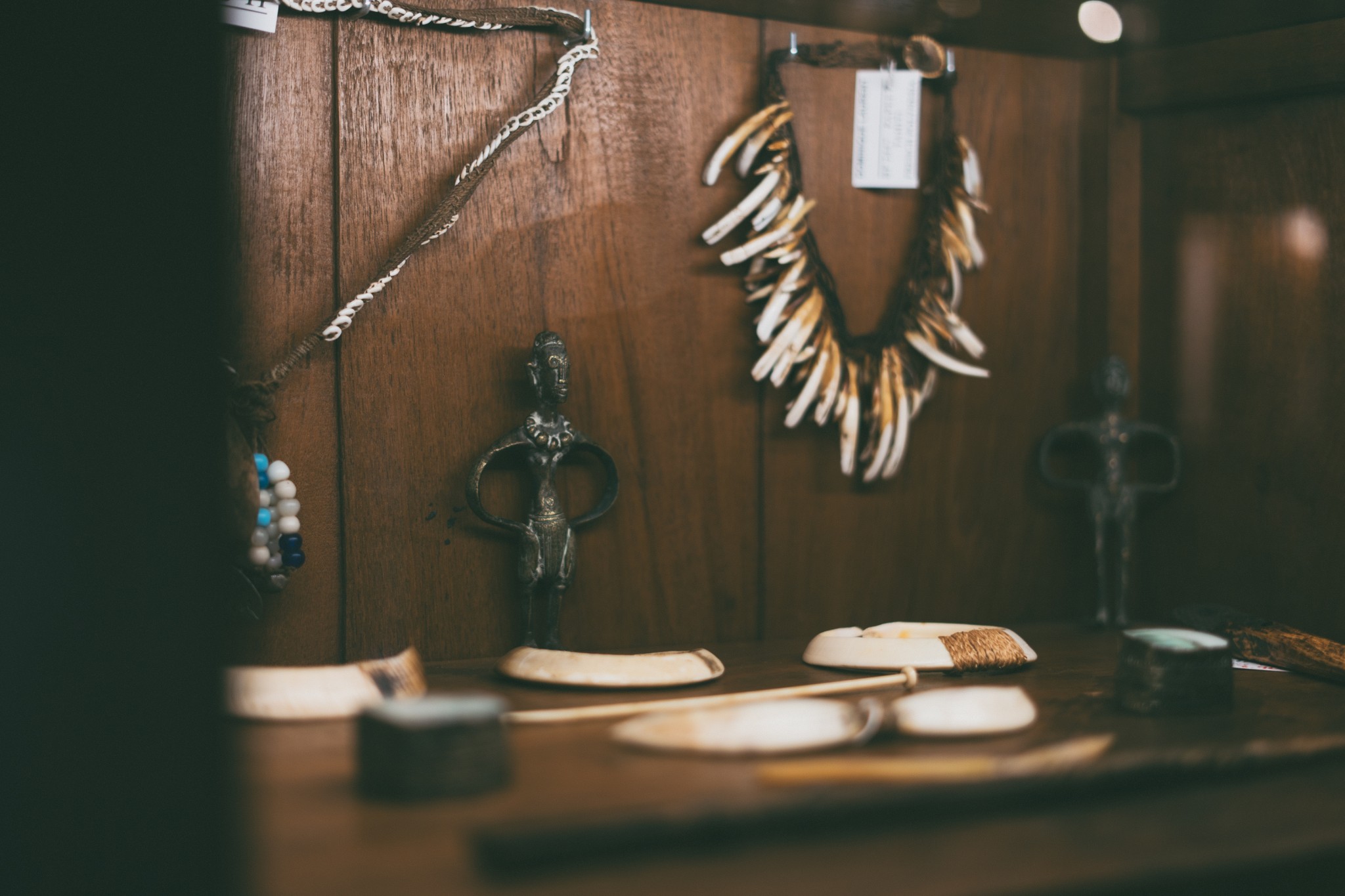 Dominique Laurent Antiquaire Hommes de Polynesie Credit : Cartouche Louise-Michele