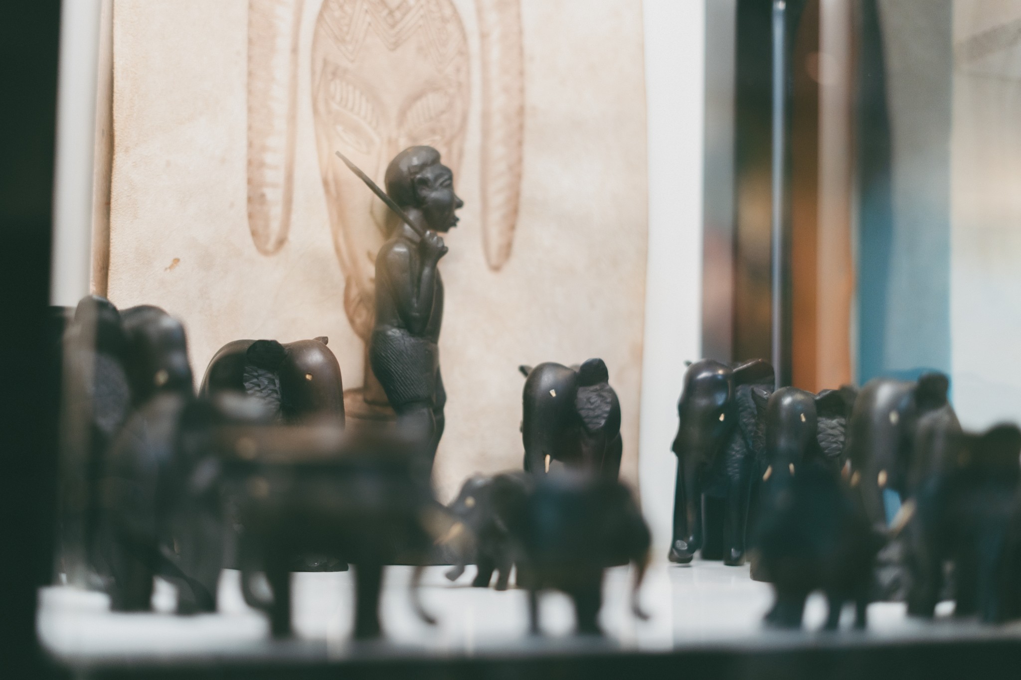 Dominique Laurent Antiquaire Hommes de Polynesie Credit : Cartouche Louise-Michele