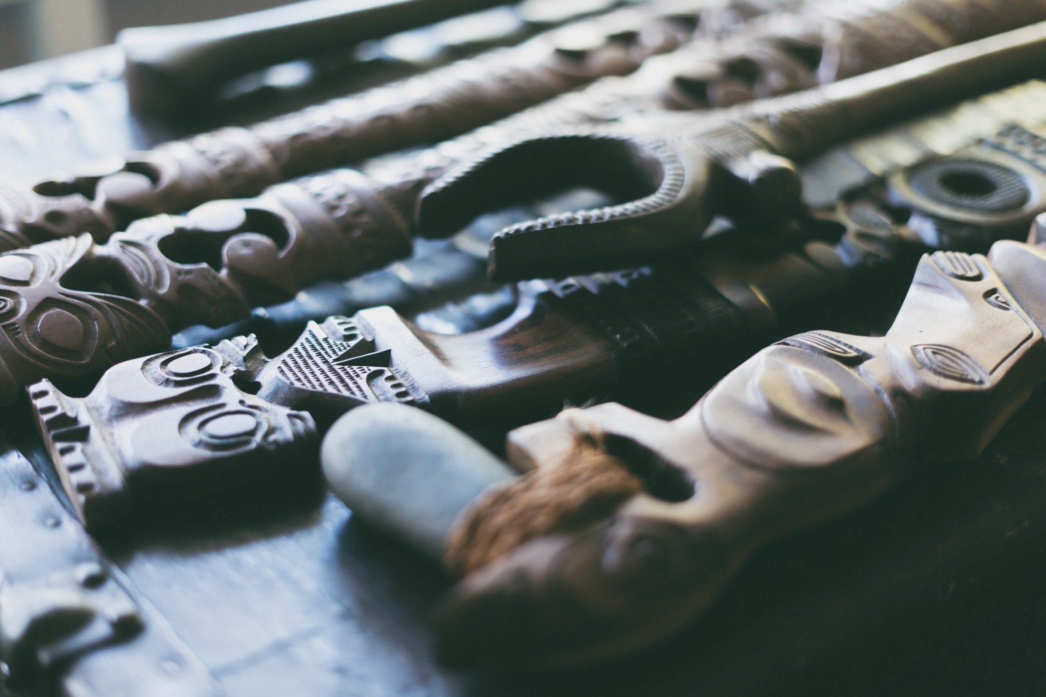 Dominique Laurent Antiquaire Hommes de Polynesie Credit : Cartouche Louise-Michele