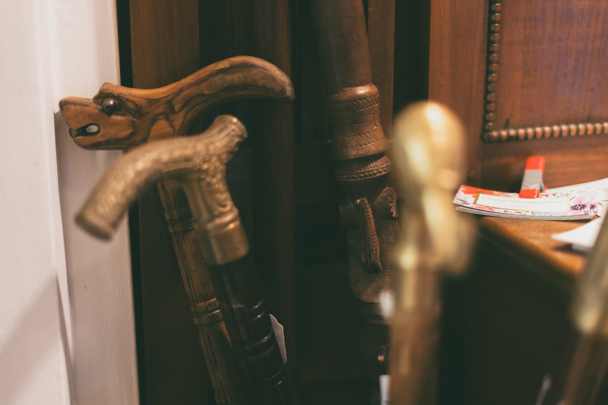 Dominique Laurent Antiquaire Hommes de Polynesie Credit : Cartouche Louise-Michele