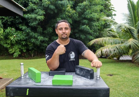 Stephane Serre, arbitre polynésien du bras de fer sportif