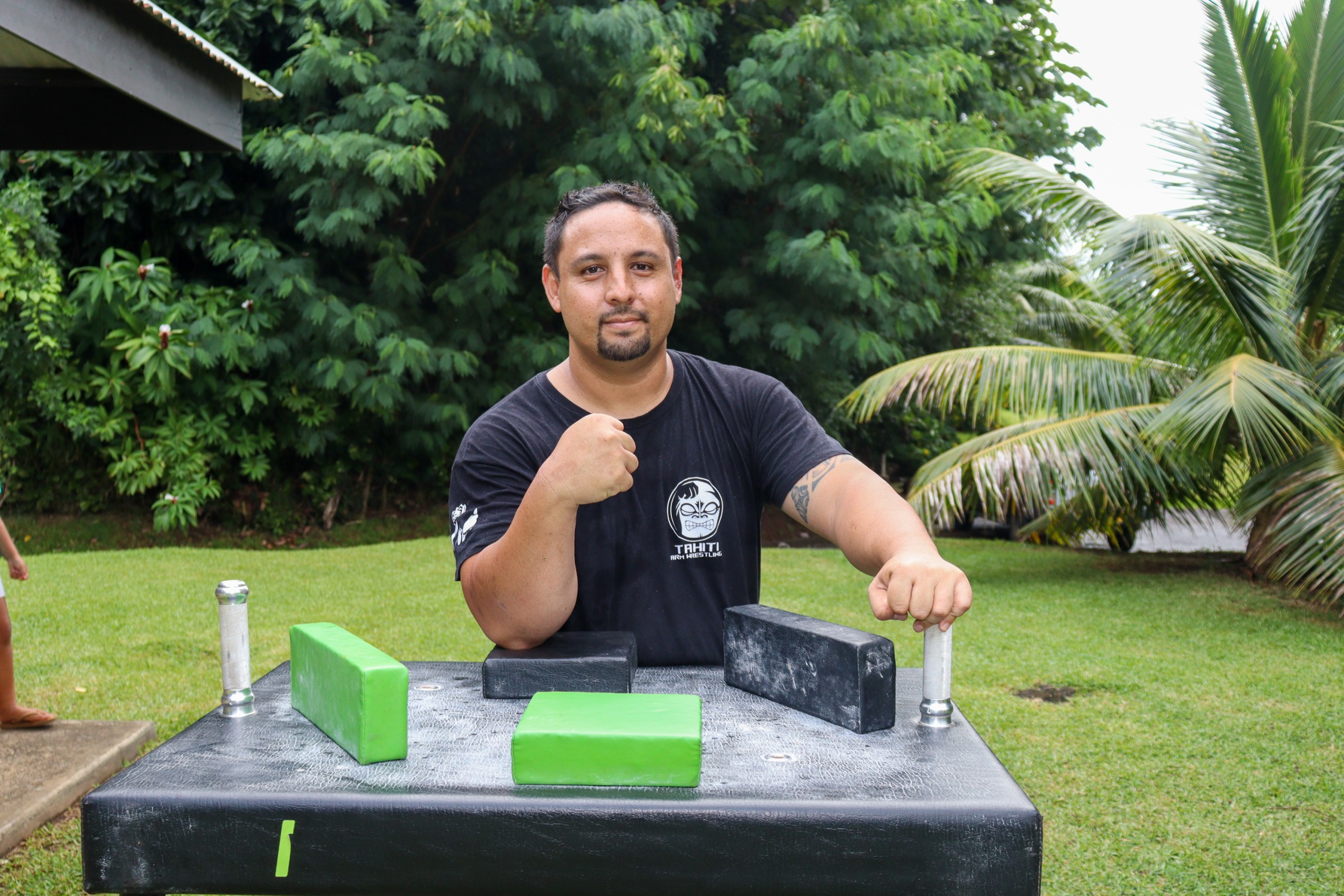 Stephane Serre, arbitre polynésien du bras de fer sportif