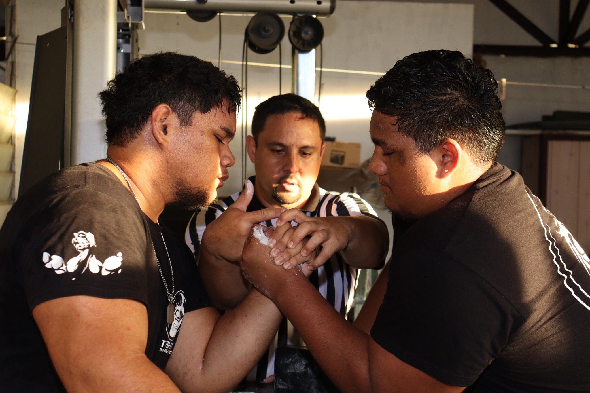 Stephane Serre, arbitre polynésien du bras de fer sportif